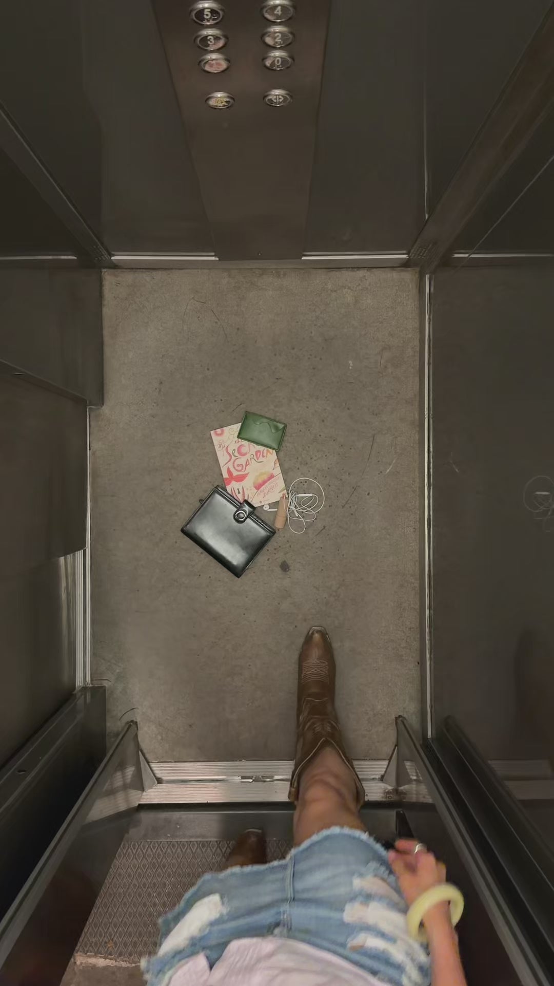 Video of the Onda cardholder in green cactus leather